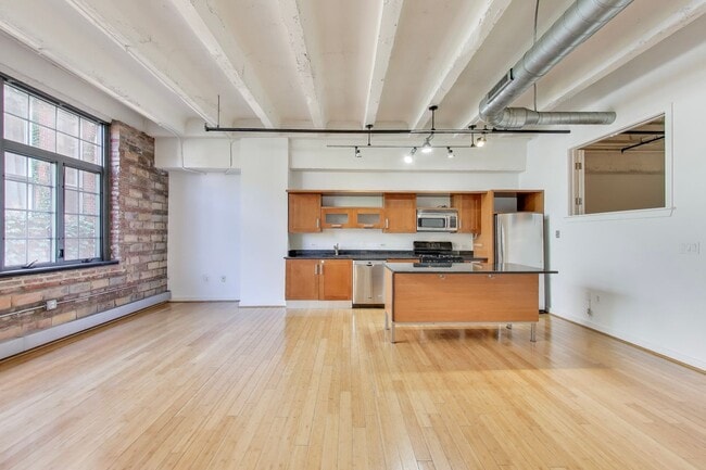 Building Photo - Amazing 2+2 in Logan Cirlce, NW DC