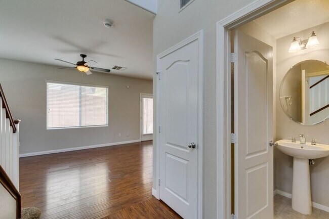 Building Photo - Beautiful 3 Bed / 3 Bath Home in Skyridge Community