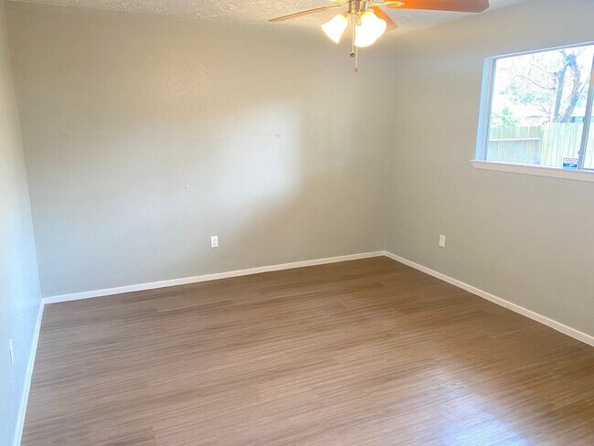 Building Photo - MAKE THE SMART MOVE TO SOMMERALL