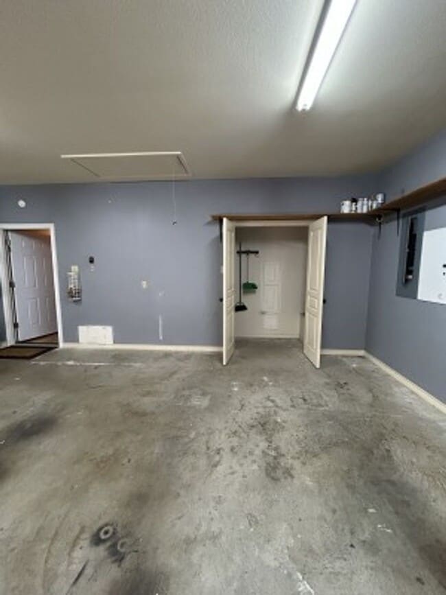 Building Photo - 617 Huntwick Ln