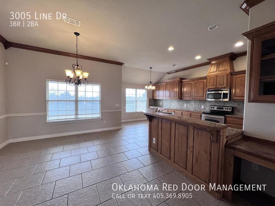 Building Photo - 3005 Line Dr