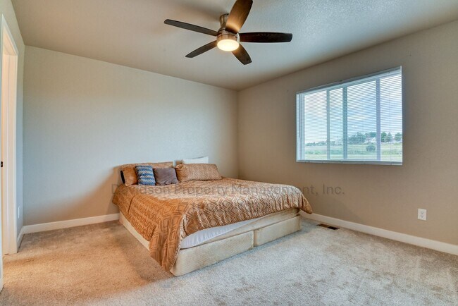 Building Photo - Gorgeous 3 Bedroom House Located in Lorson...
