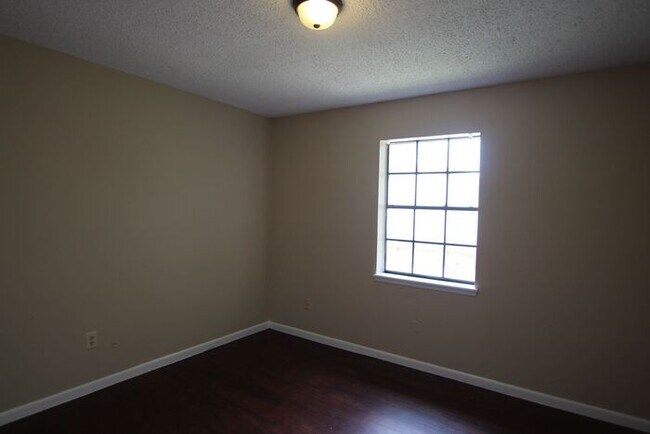 Building Photo - 3 Bedroom Duplex in Tyler!