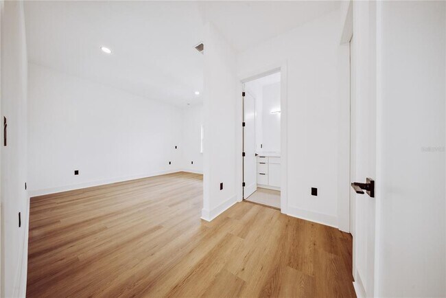 Building Photo - 156 Caladium Ave
