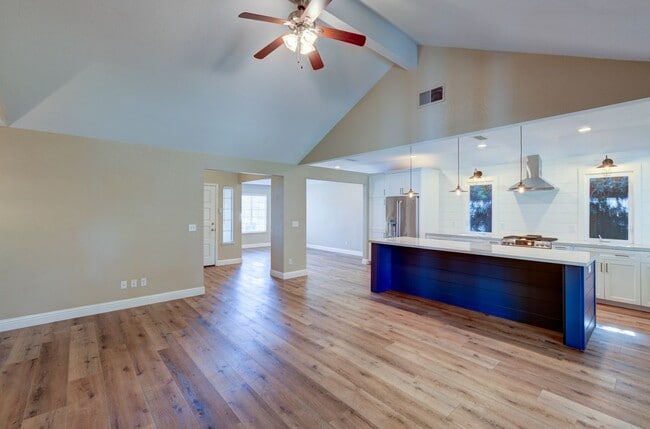 Building Photo - 8241 N Yorktown Dr