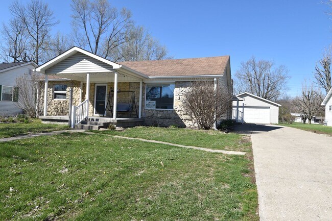 Building Photo - 3 Bedroom 2 Full Bath Home in Greenfield, Fenced Yard