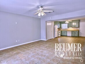 Building Photo - 2br 1.5 bath Townhome Located Close to Water