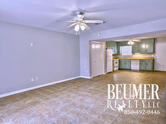 Building Photo - 2br 1.5 bath Townhome Located Close to Water