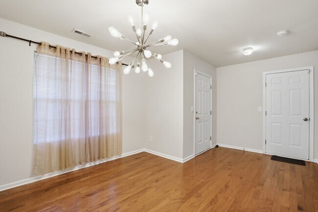 Building Photo - Move-In Ready 4BR | Space, Location & Value All in One