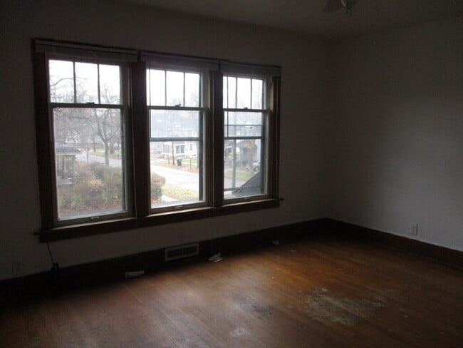 Building Photo - 4 Bedroom, 2 Bath house.