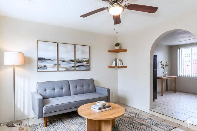 Building Photo - 302 W Flores St