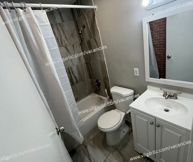 Building Photo - 3 spacious bedrooms, 1 updated bathroom ho...