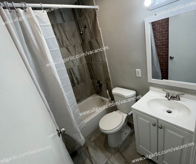 Building Photo - 3 spacious bedrooms, 1 updated bathroom home in Gary, IN