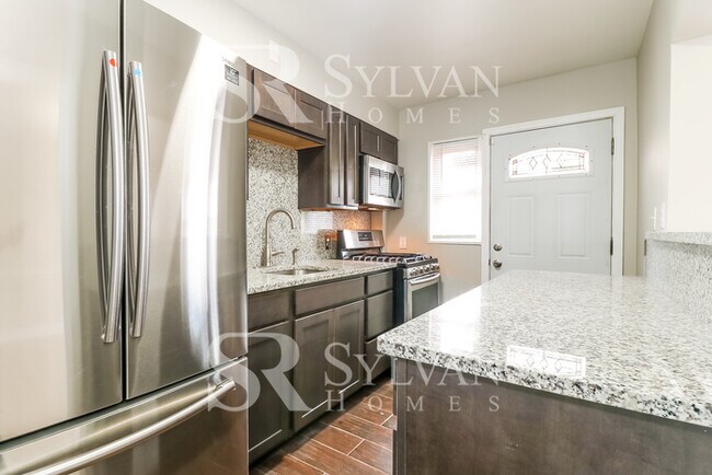 Building Photo - Remarkable Value. Unbeatable Location!