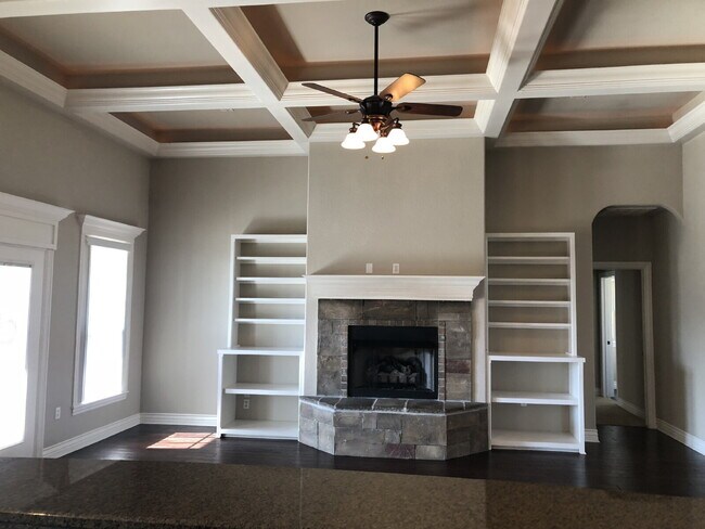 Building Photo - 4BR / 3Car garage / Fully fenced in backyard - Stunning property
