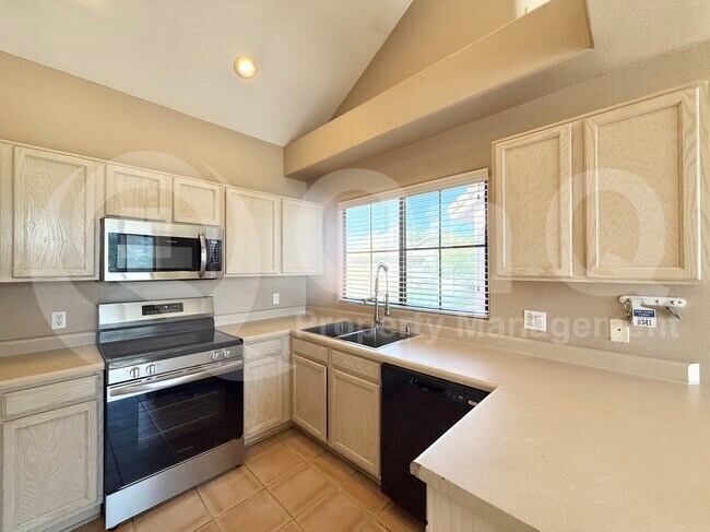 Building Photo - 1001 N Pasadena