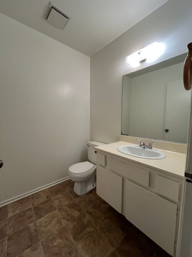 Building Photo - MOVE-IN READY Chatsworth 3+2.5 w/backyard,...