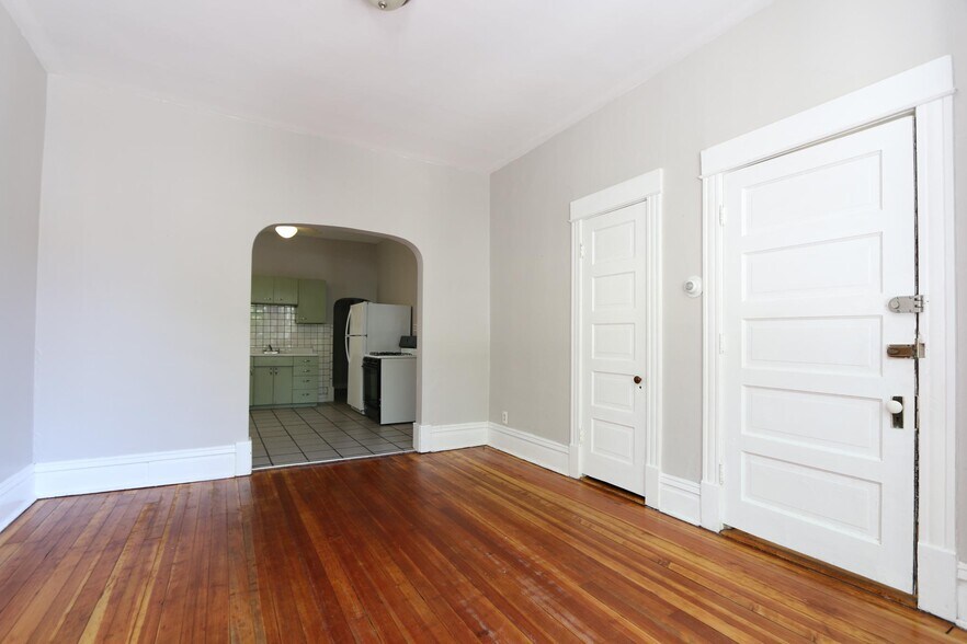 Building Photo - 2440 S Oakley Ave