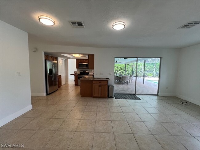 Building Photo - 858 Rose Way