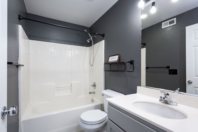 Building Photo - Beautiful Townhome in the heart of East Lake!