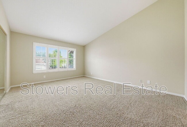 Building Photo - 350 Bellflower Dr