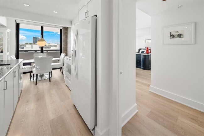 Building Photo - 2555 Collins Ave