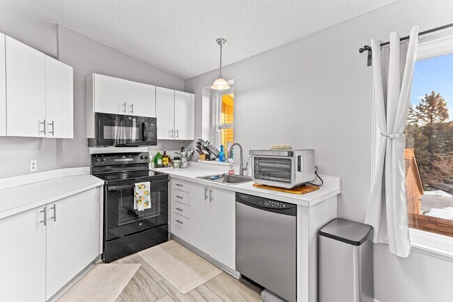 Building Photo - 6560 Ridgefield Cir