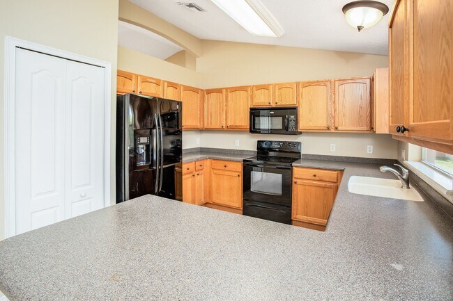 Building Photo - Leesburg 3/2 with Split Bedroom and Covere...