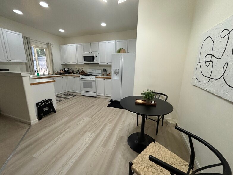 Kitchen and dining area - 5671 NE Canard Dr