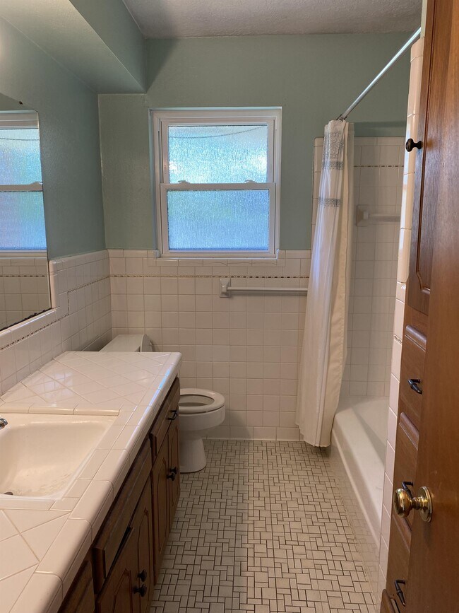 Building Photo - 227 W Ridge Rd