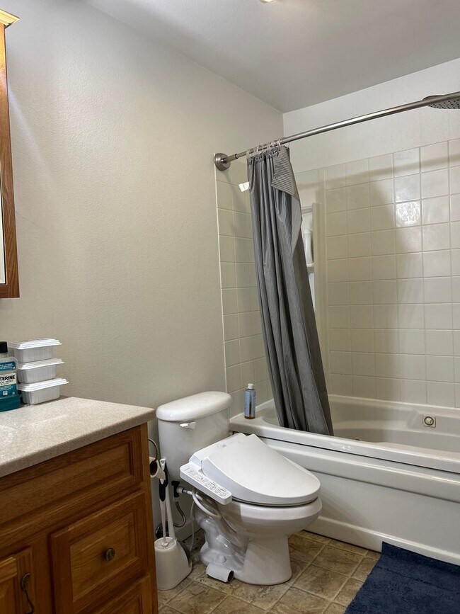 Building Photo - Century 21 Gold Rush - 3 bed, 2.5 bath (North Pole)