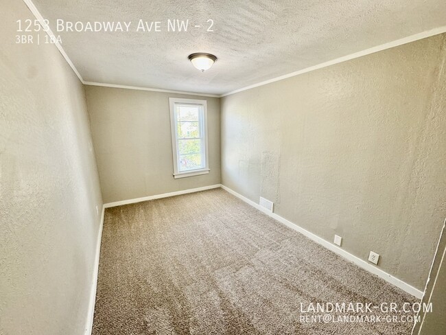 Building Photo - Updated 3 Bed/1Bath – First Month Only $1,...