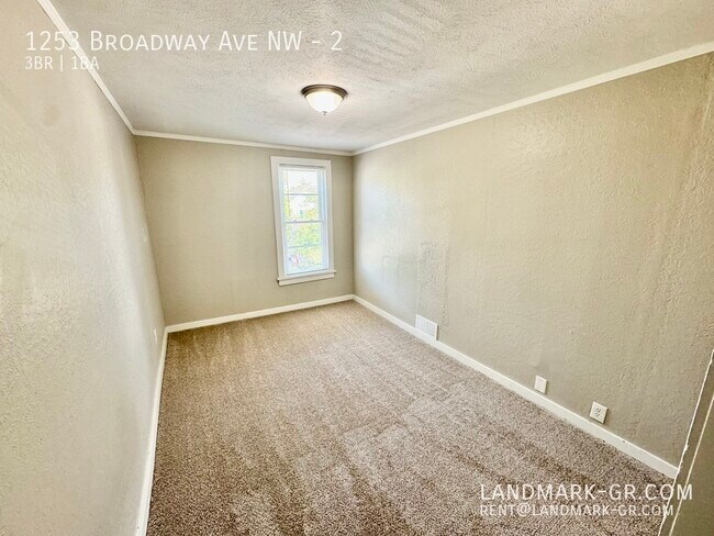 Building Photo - Updated 3 Bed/1Bath – First Month Only $995!