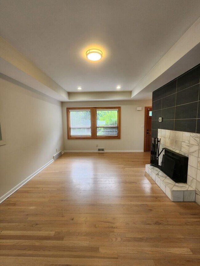 Building Photo - North Asheville Rental!