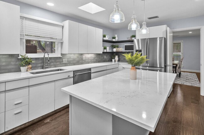 Building Photo - CHARMING 5 BDRM HOME IN CASTLE HILLS!!