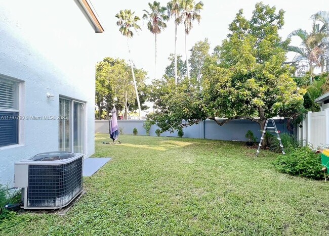 Building Photo - 6450 Fern St