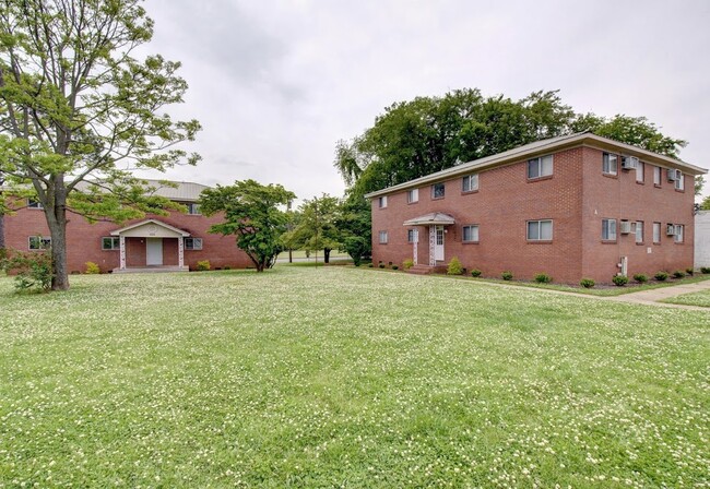 Primary Photo - Red Brick Court