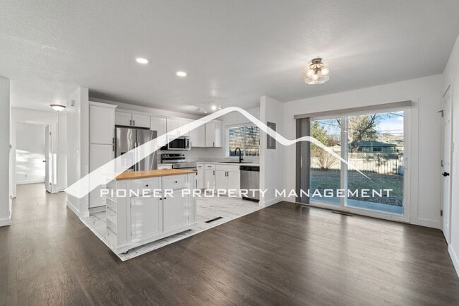 Building Photo - Stylishly Renovated Home with Enclosed Fence, AC and 1 Car Garage