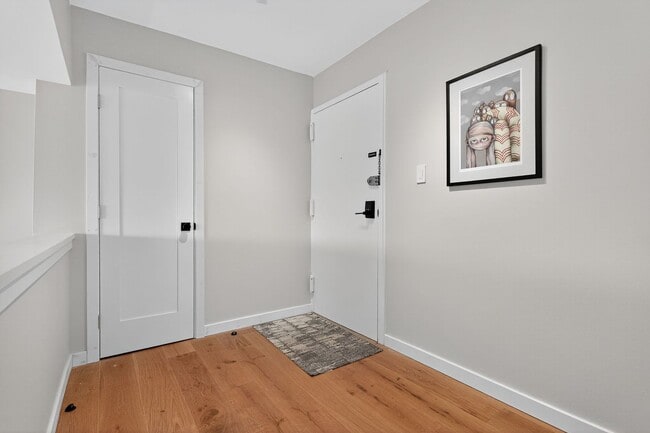 Building Photo - 2 bed 1 bath condo for rent in Rockville