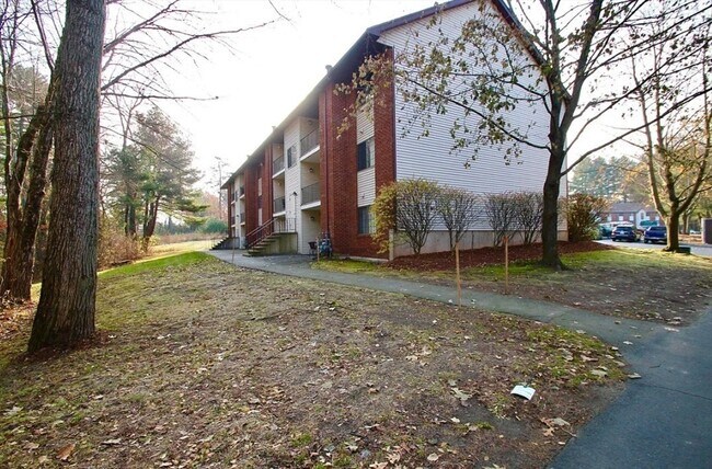 Building Photo - 2200 Skyline Dr