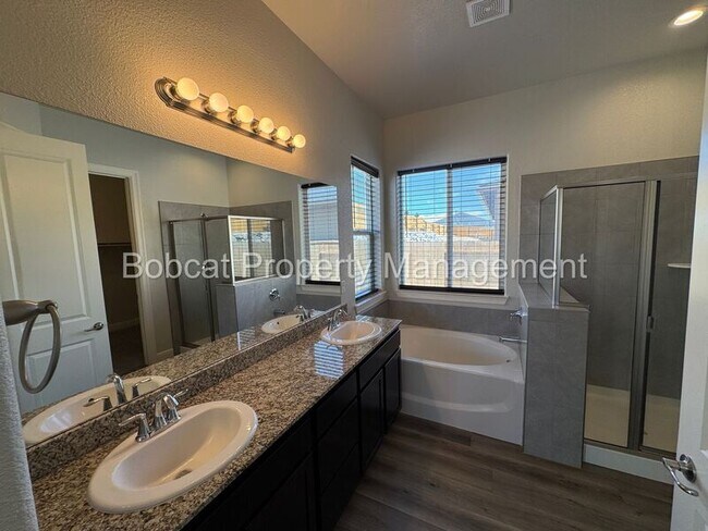 Building Photo - 925 Cranfield Ct