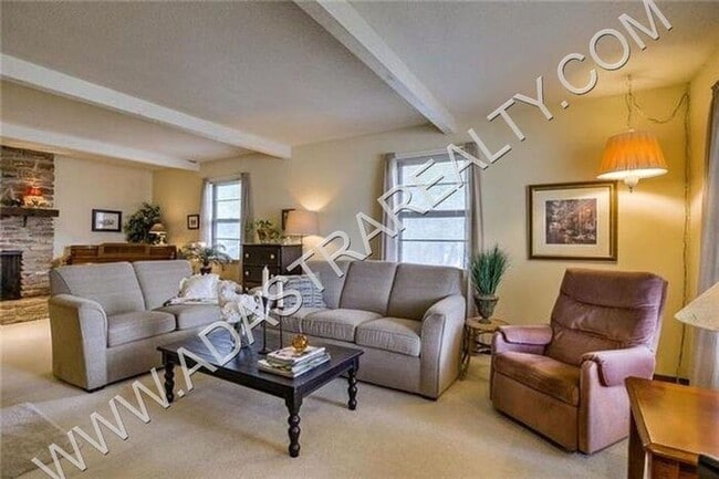 Building Photo - Beautiful Duplex in Olathe-Available NOW!!