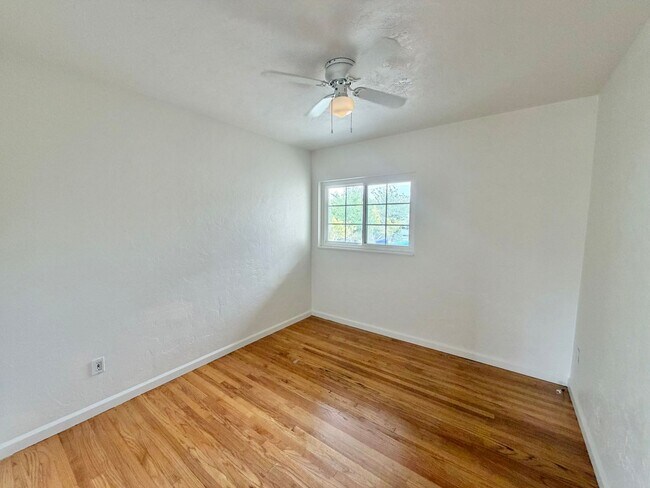 Building Photo - Spacious College Area Home with Garage and Backyard!