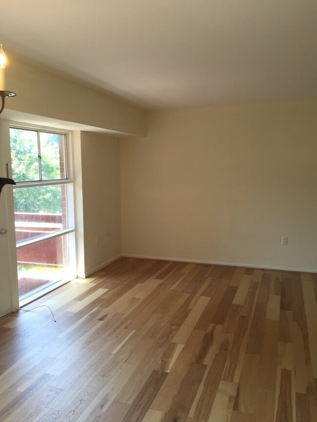 Building Photo - PRICE REDUCTION! A two bedroom, one bath condo apartment located Near the intersection of Univers...