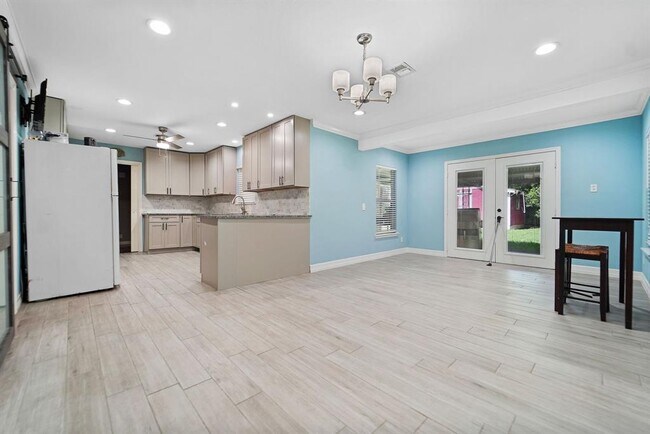 Building Photo - 2210 San Jacinto Dr