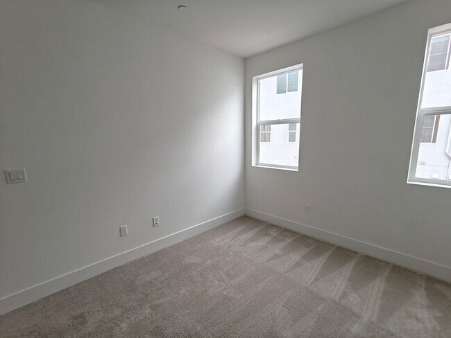 Building Photo - 259 Montague Expy