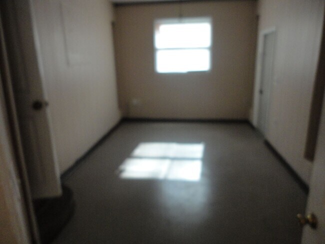 Building Photo - Nice 4 bedroom/2 Bathroom home