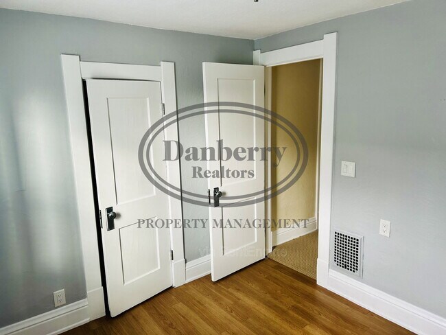 Building Photo - 436 E 5th St