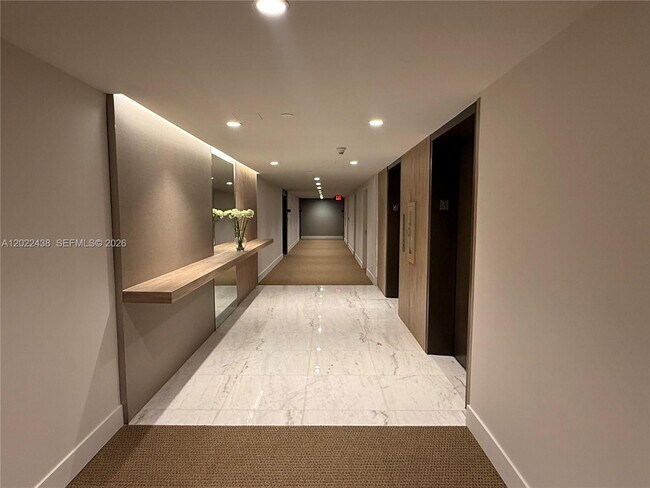 Building Photo - 801 N Venetian Dr