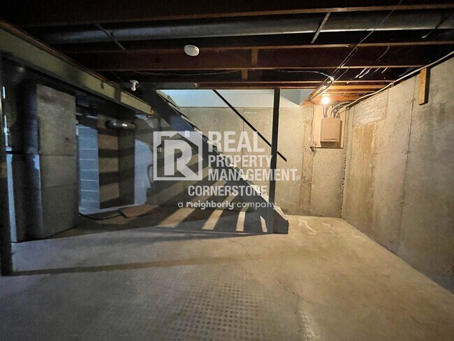 Building Photo - Updated & Inviting 2-Bedroom Townhome in Q...